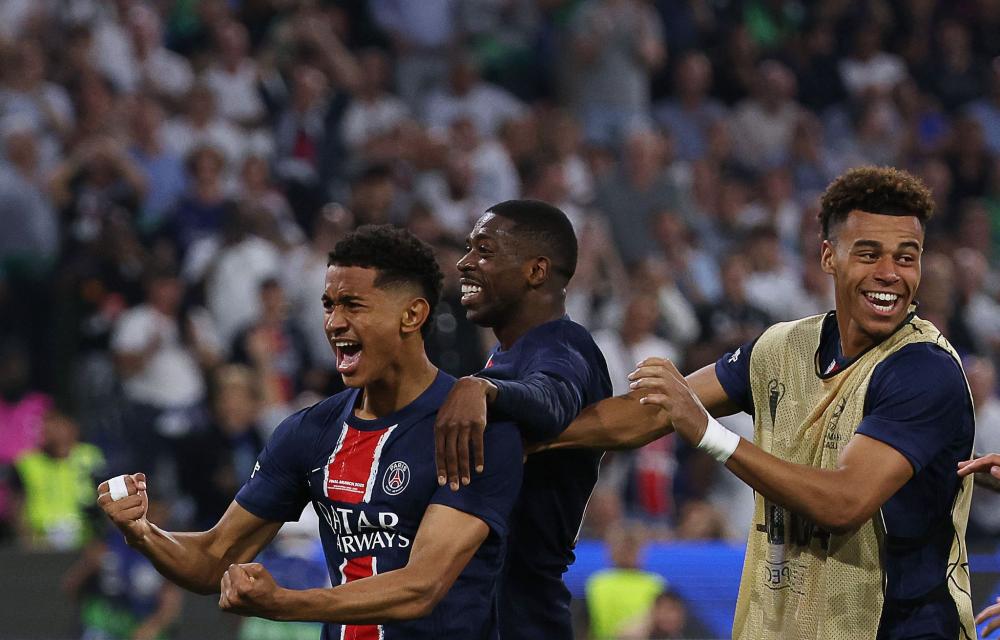 记者：切尔西在努力引进罗克，曼联也在关注他的情况