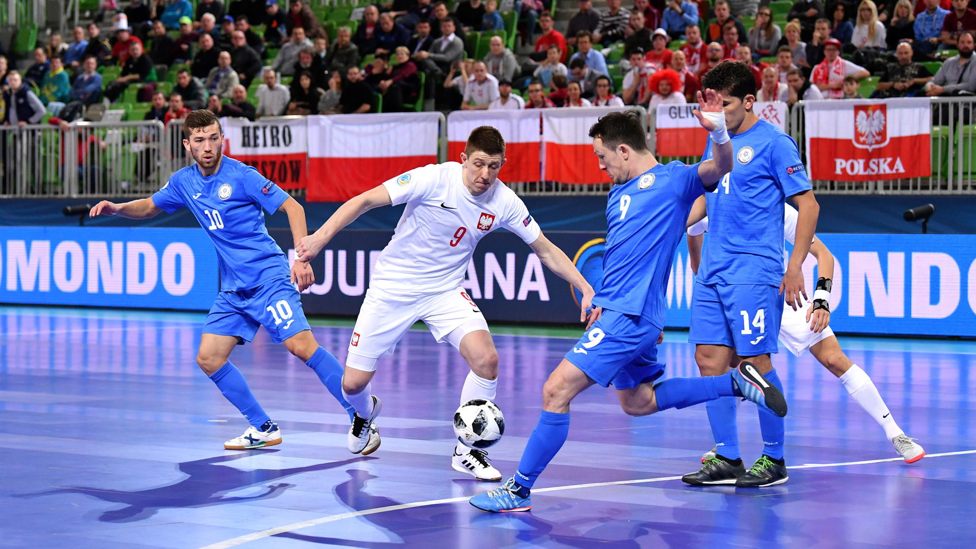 记者：巴萨有意埃及17岁前锋阿卜杜勒卡里姆，并已采取行动